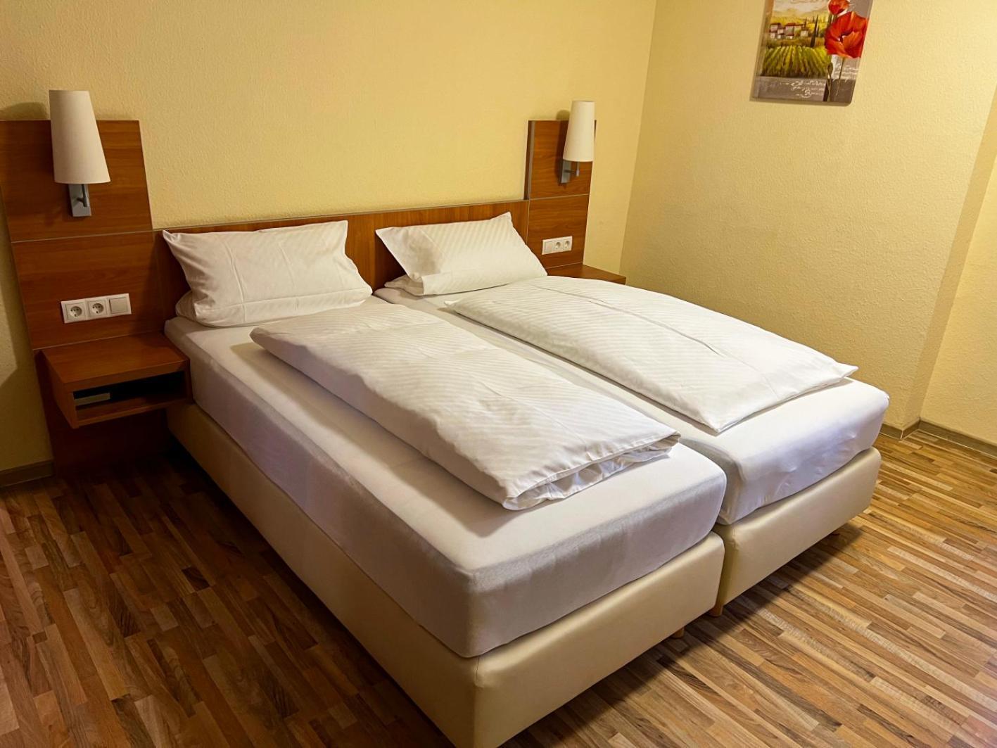 Hotel-Restaurant Zum Kirschbaum Rottendorf エクステリア 写真